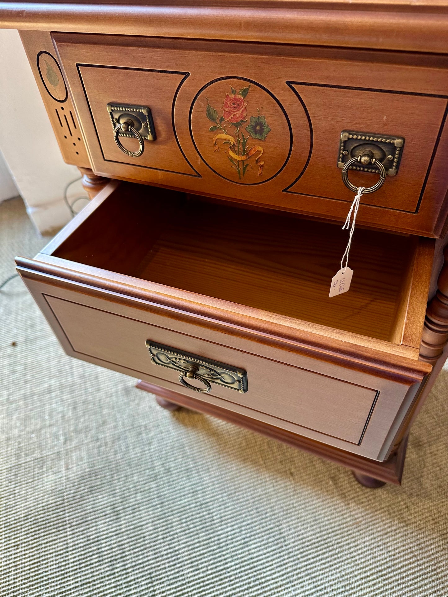 Pareja de Mesitas de Noche Vintage en Madera con Detalles Florales Pintados a Mano