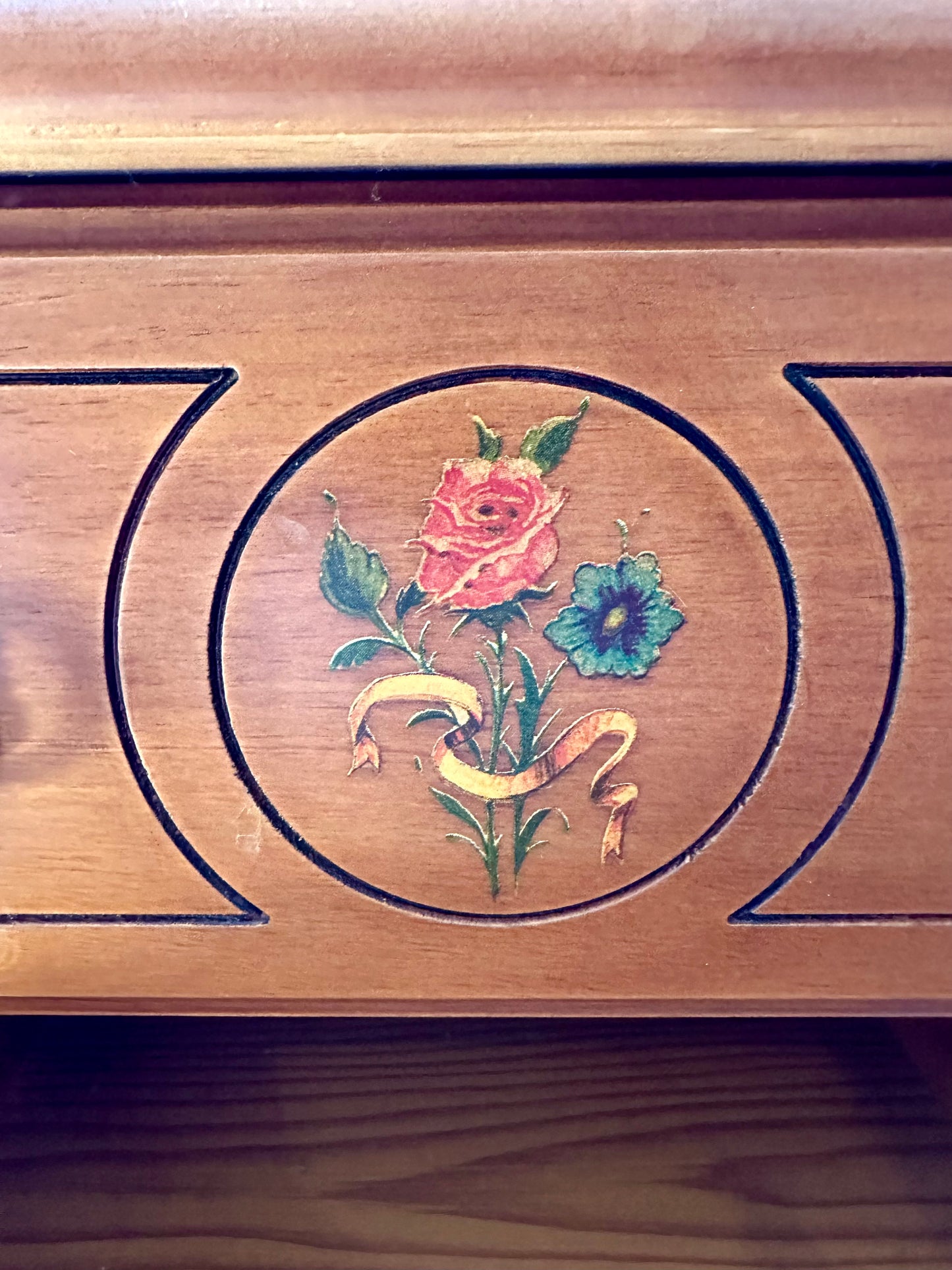 Pareja de Mesitas de Noche Vintage en Madera con Detalles Florales Pintados a Mano