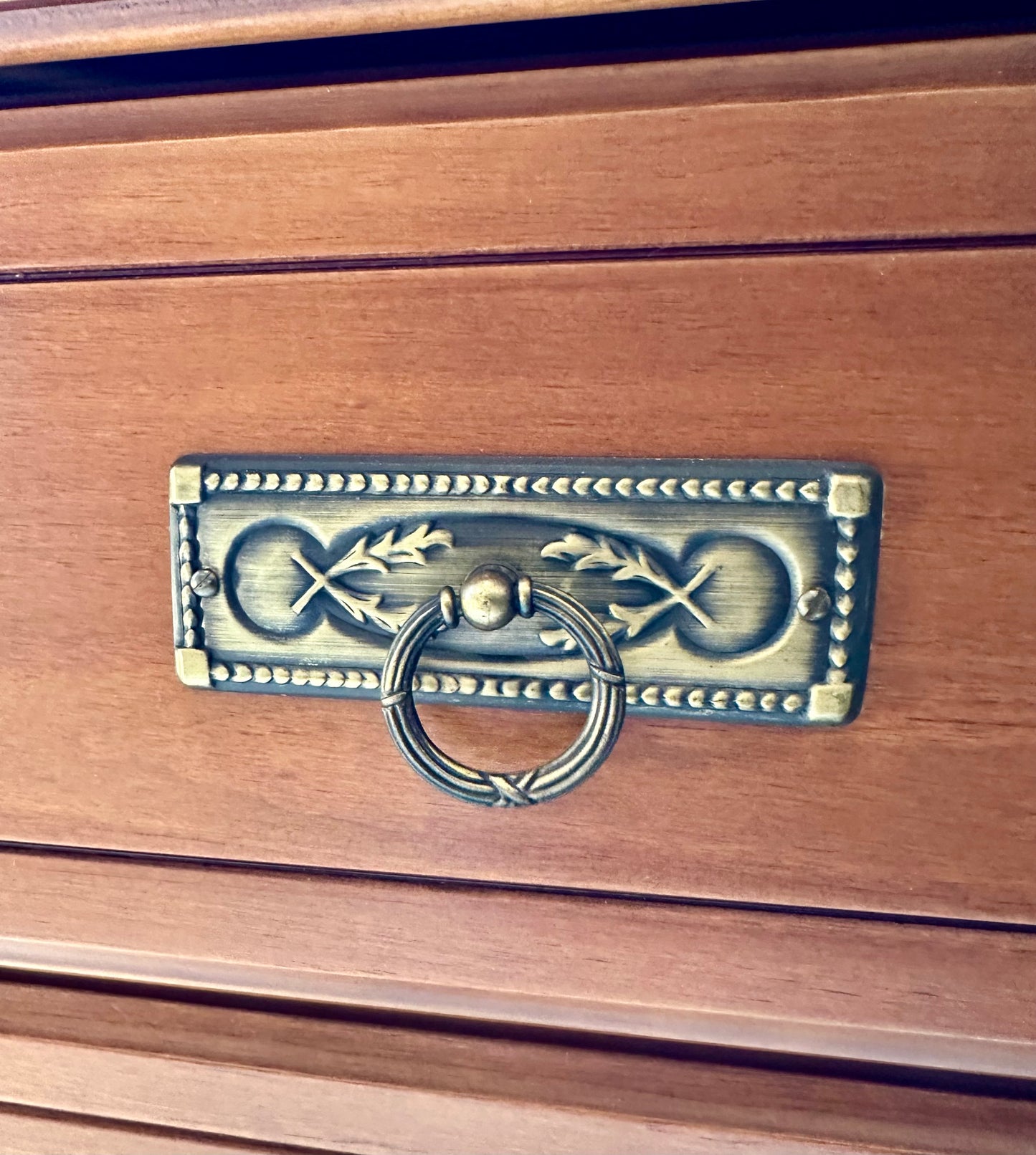 Pareja de Mesitas de Noche Vintage en Madera con Detalles Florales Pintados a Mano