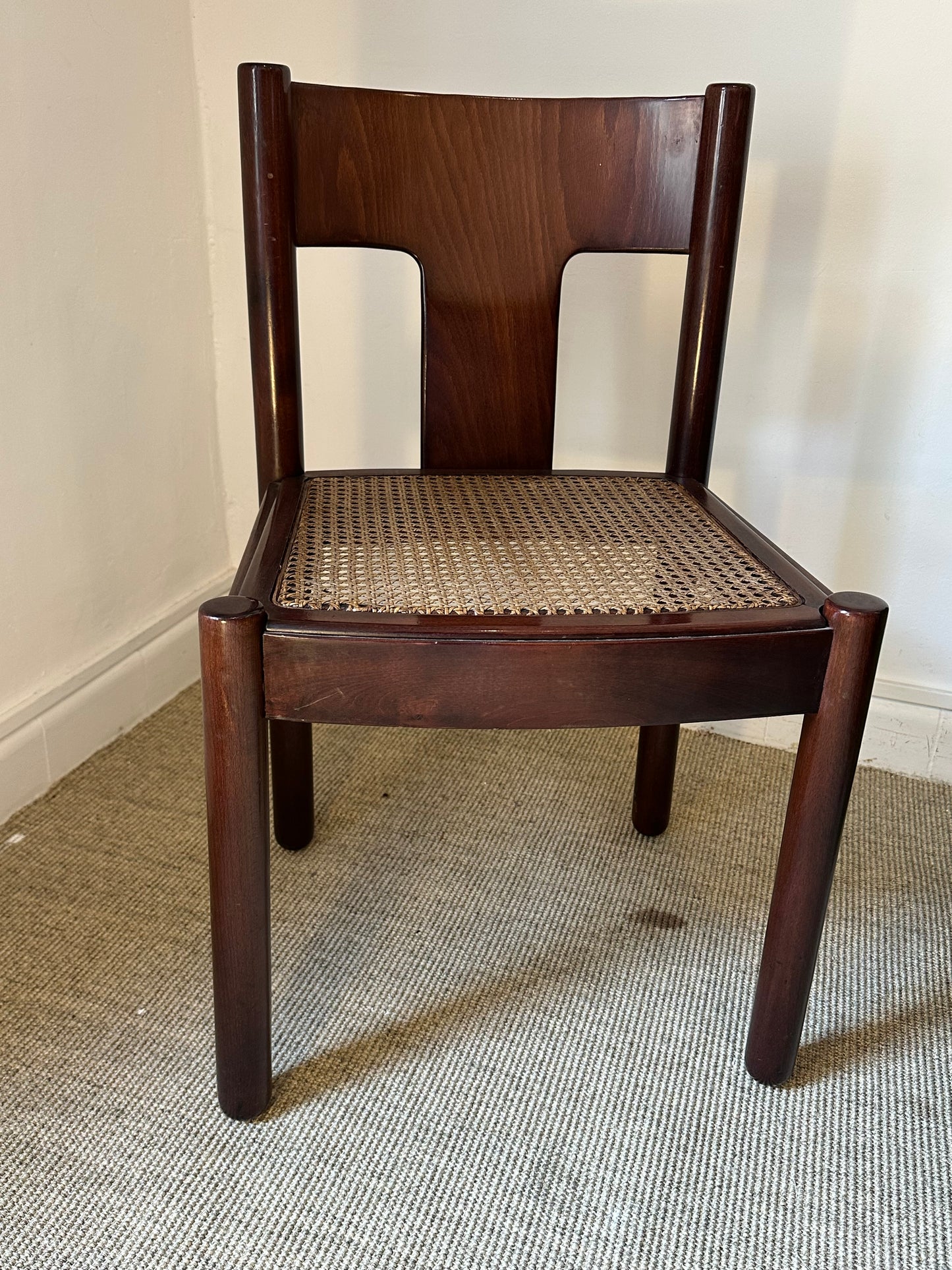 Conjunto de sillas vintage con estructura de madera y asiento de rejilla