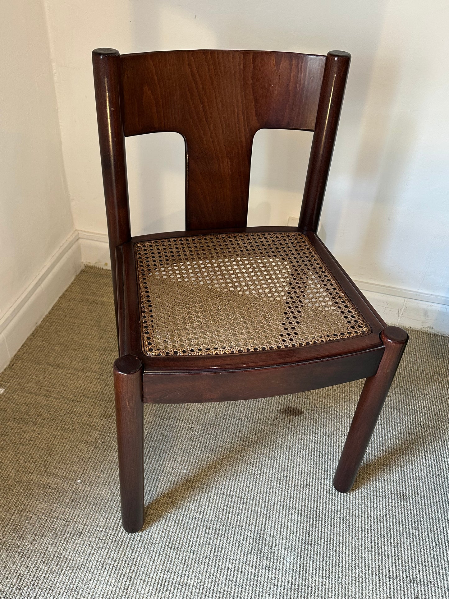 Conjunto de sillas vintage con estructura de madera y asiento de rejilla