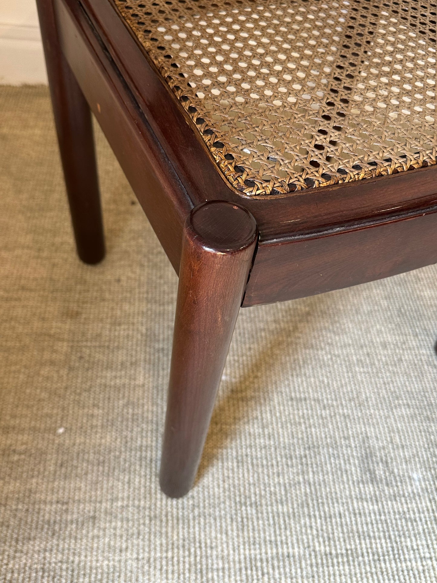 Conjunto de sillas vintage con estructura de madera y asiento de rejilla