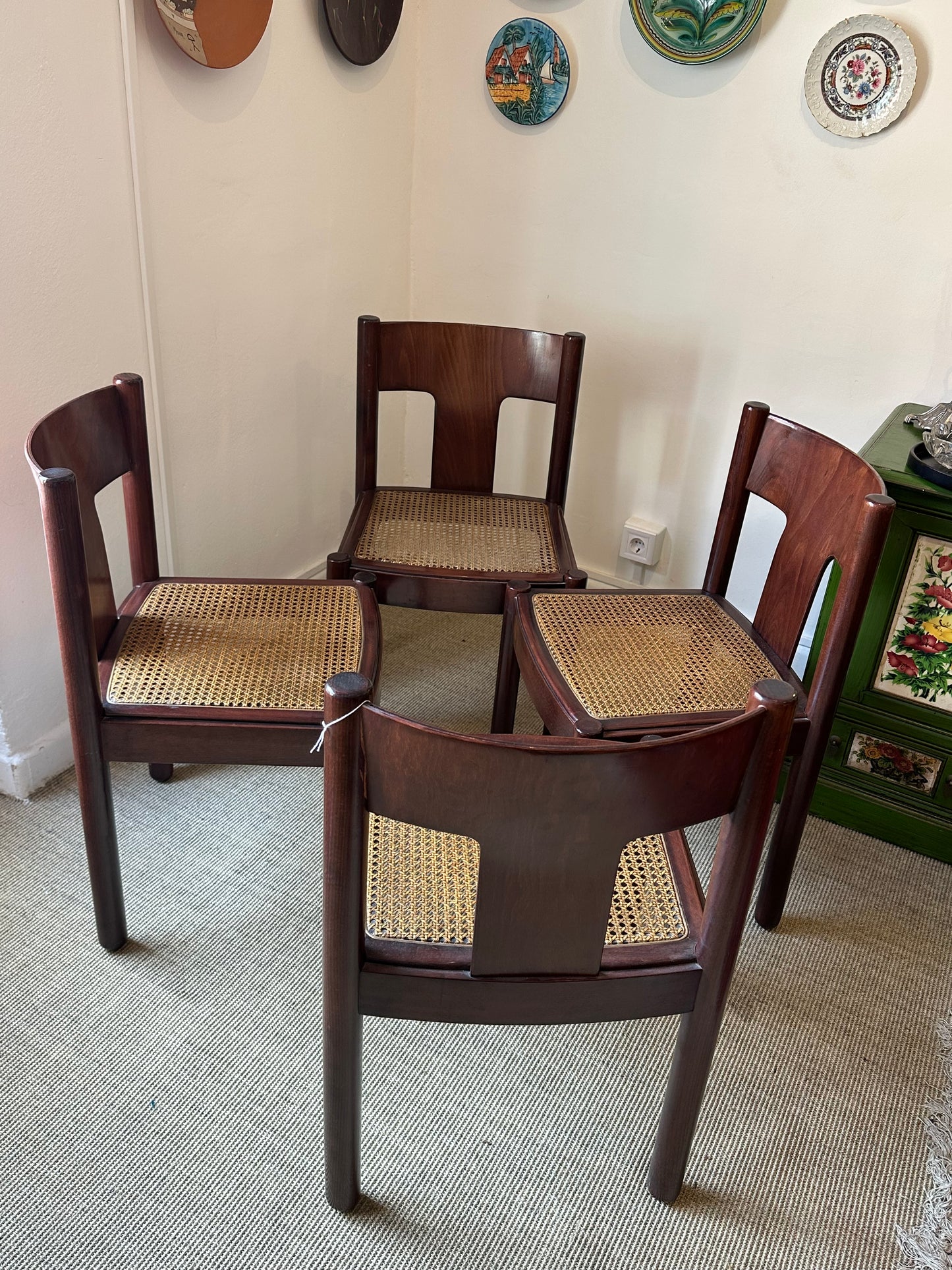 Conjunto de sillas vintage con estructura de madera y asiento de rejilla