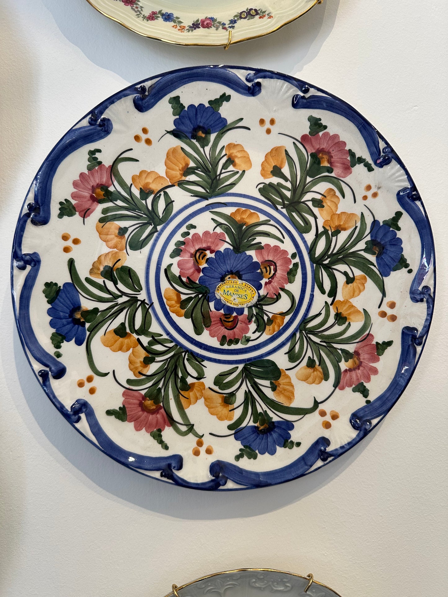 Plato decorativo de cerámica Manises pintado a mano