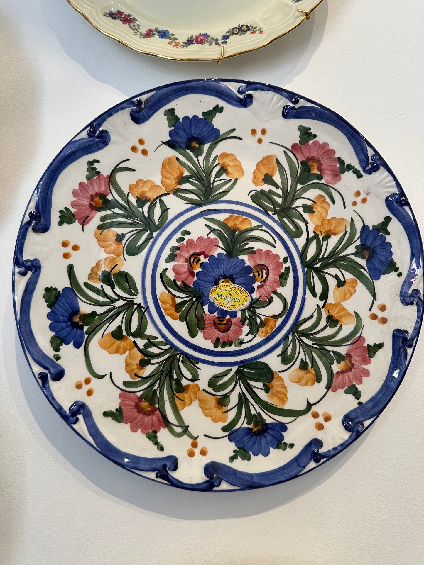 Plato decorativo de cerámica Manises pintado a mano