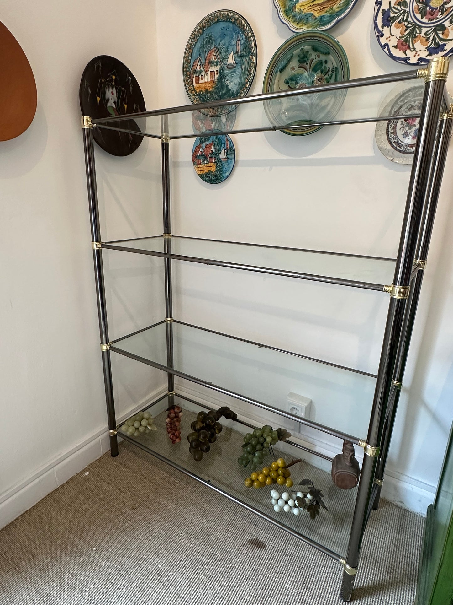 Estantería vintage de cristal y metal cromado con detalles dorados