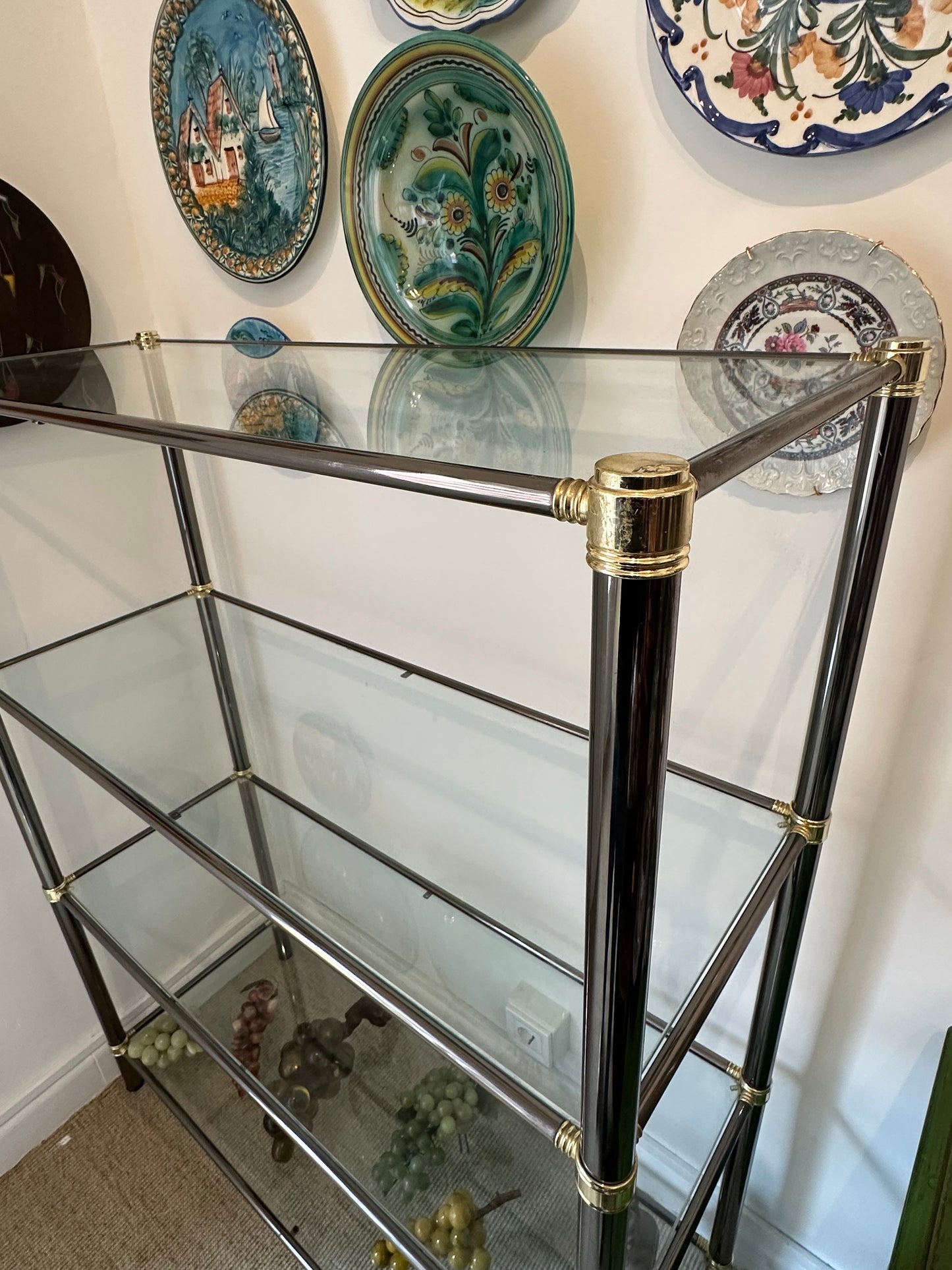 Estantería vintage de cristal y metal cromado con detalles dorados