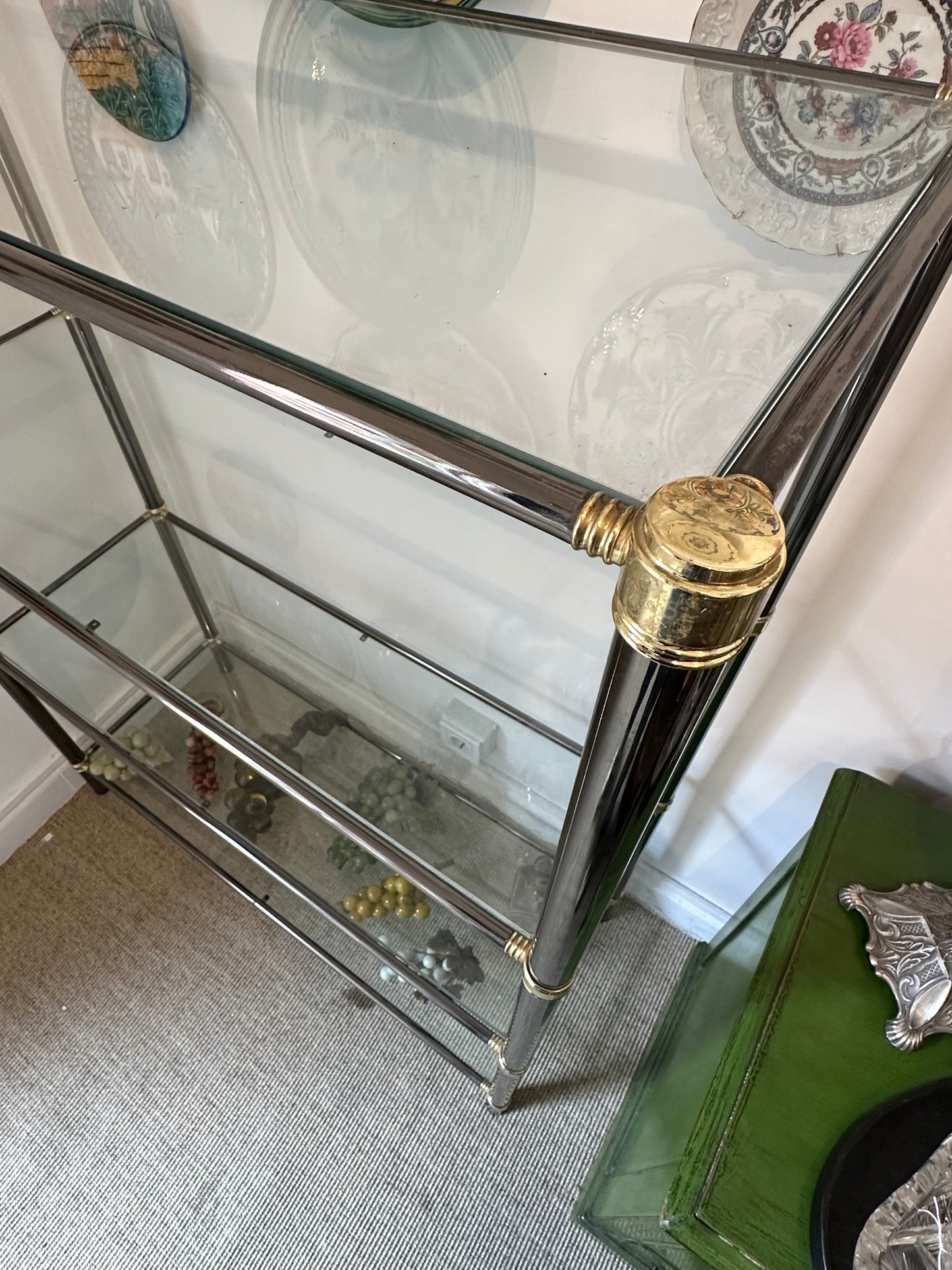 Estantería vintage de cristal y metal cromado con detalles dorados
