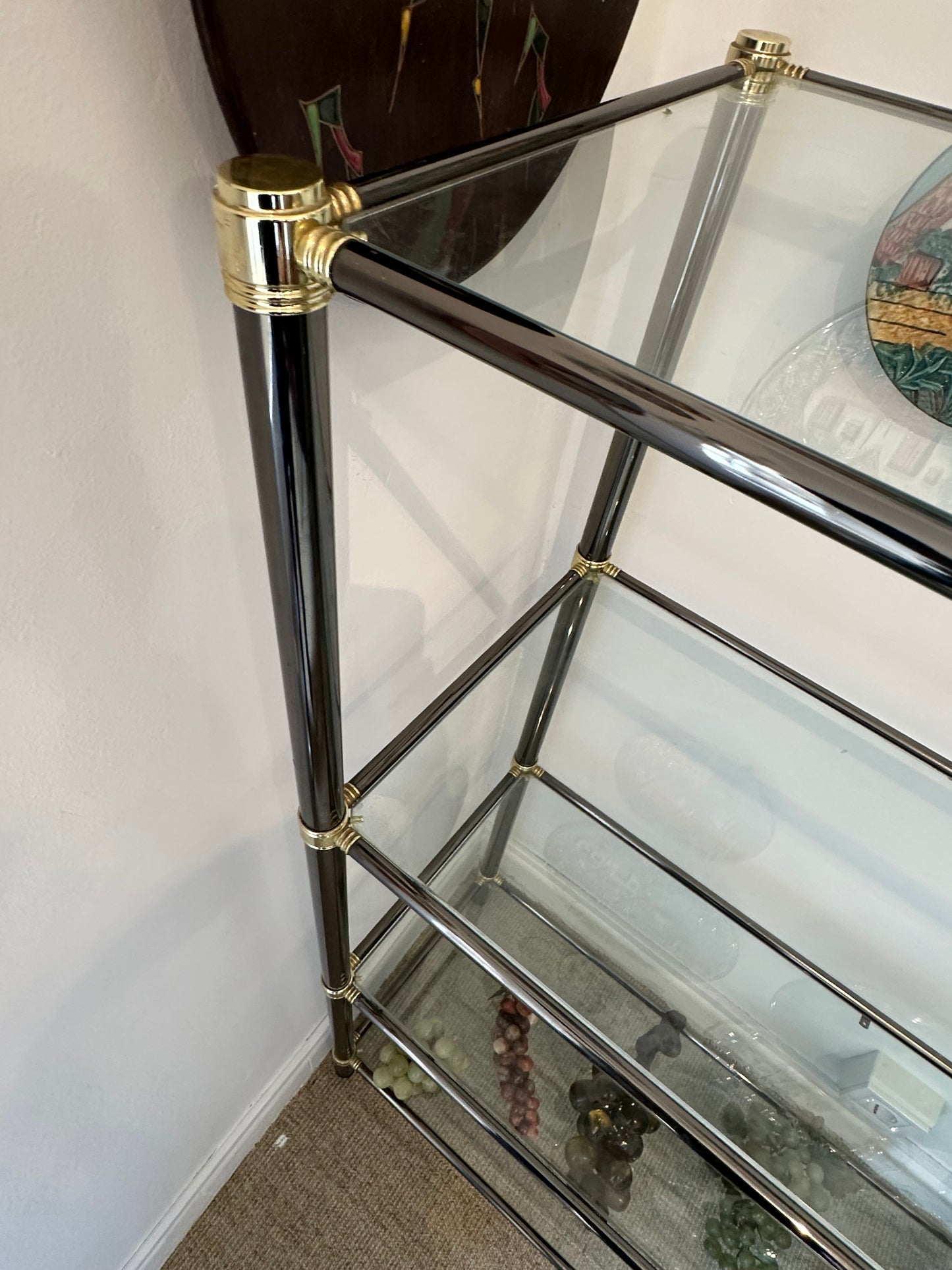 Estantería vintage de cristal y metal cromado con detalles dorados