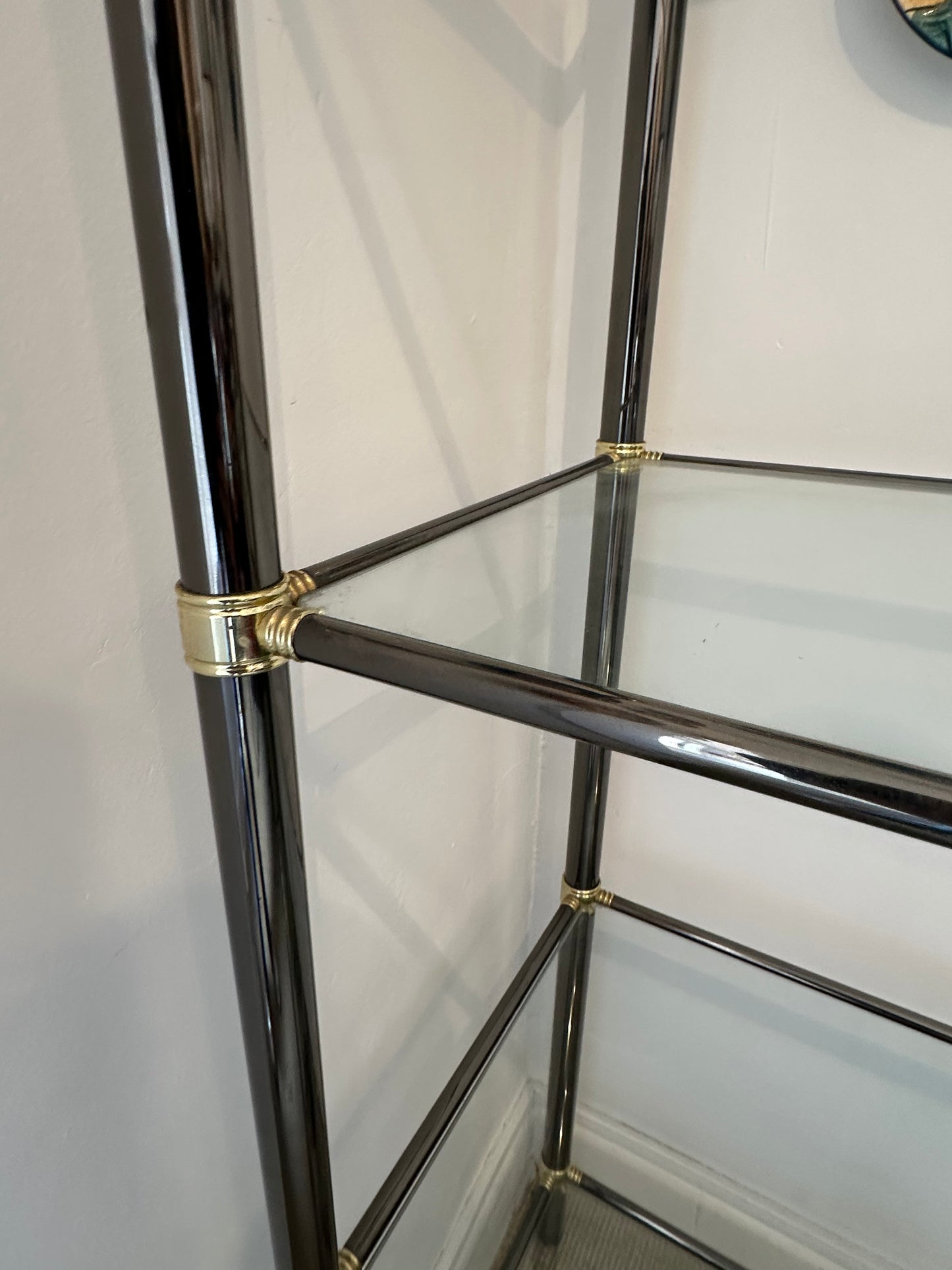 Estantería vintage de cristal y metal cromado con detalles dorados