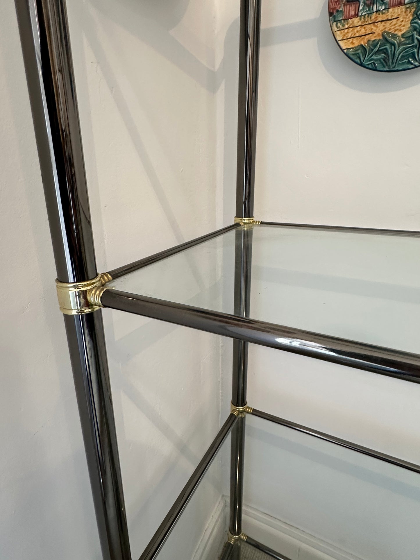 Estantería vintage de cristal y metal cromado con detalles dorados
