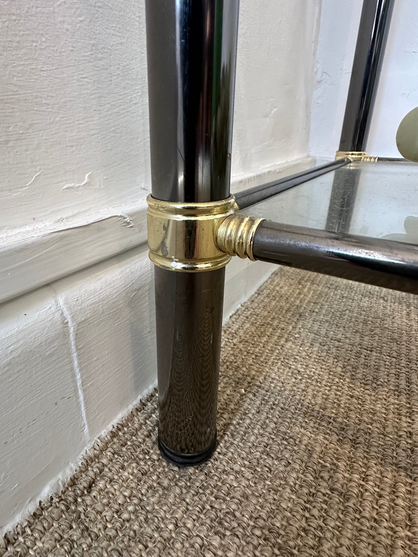 Estantería vintage de cristal y metal cromado con detalles dorados