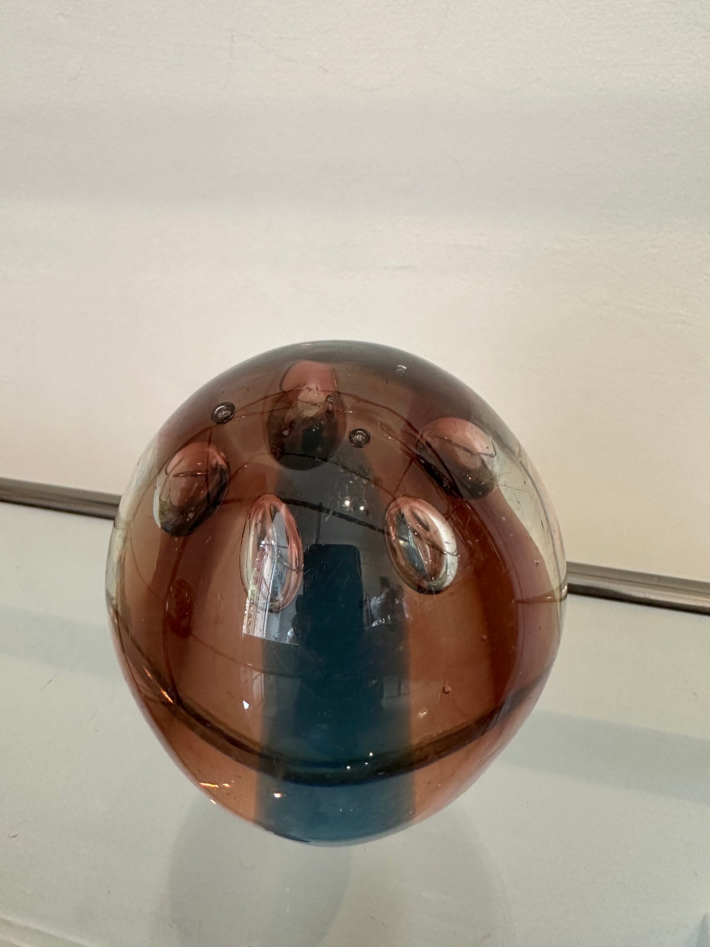 Esfera decorativa de cristal con burbujas y doble tono ámbar-azul