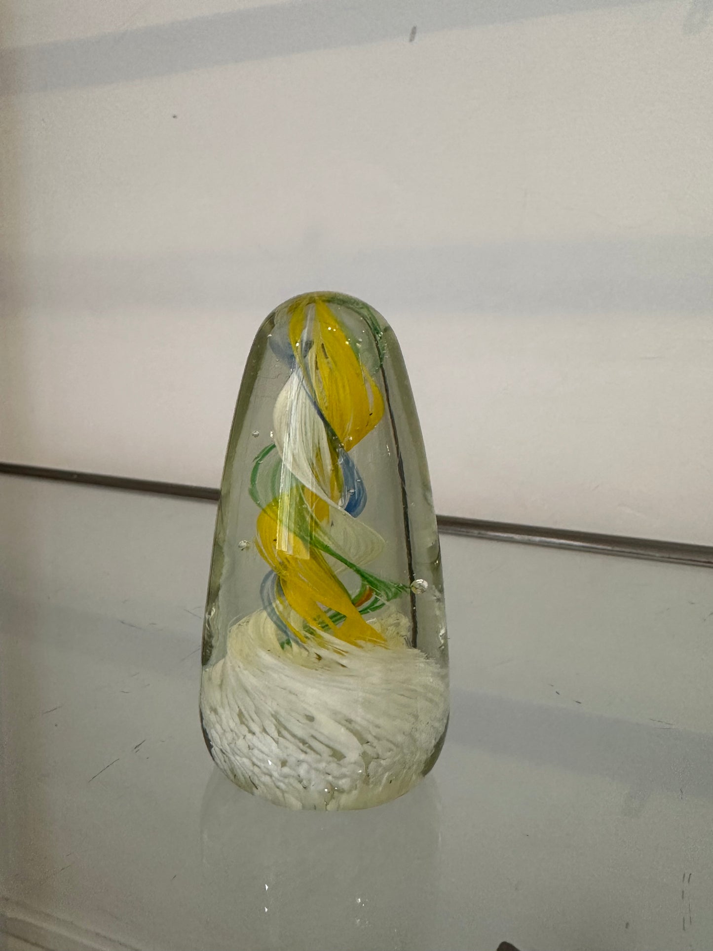 Escultura de cristal en forma de lágrima con espiral interior