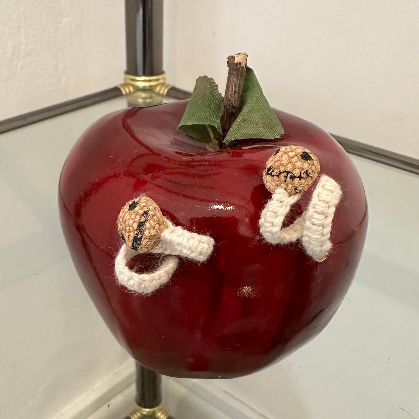 Manzana decorativa con gusanos de hilo y corcho