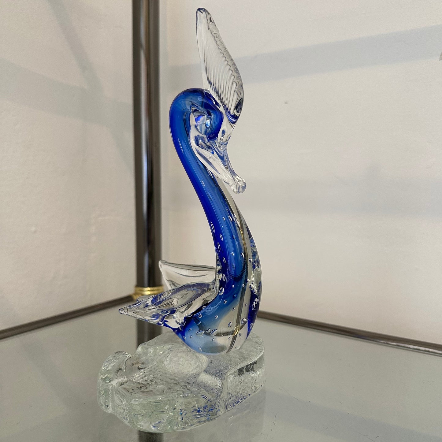 Figura de cristal azul con forma de ave