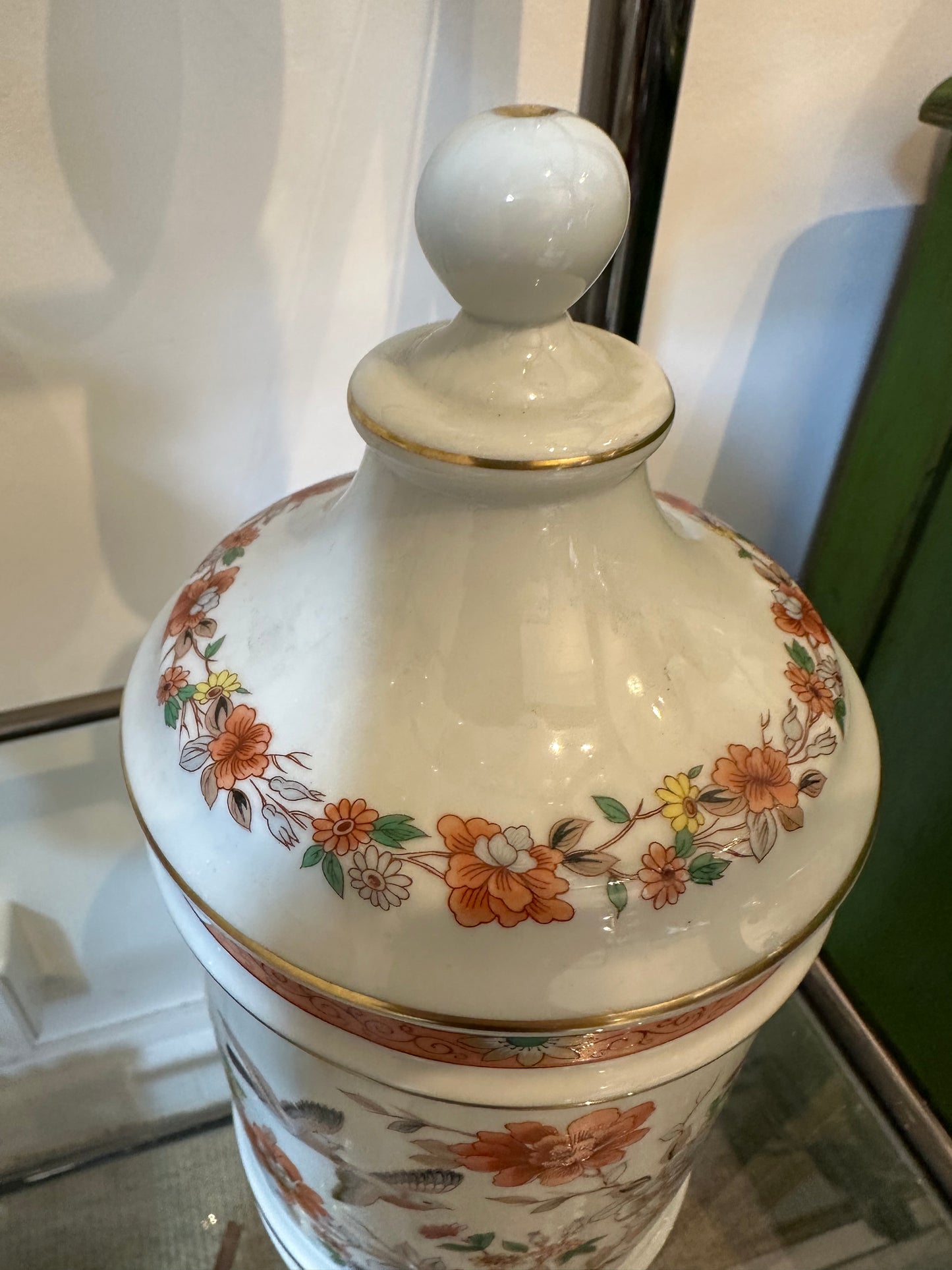 Tarro decorativo de porcelana con tapa y motivos florales y aves