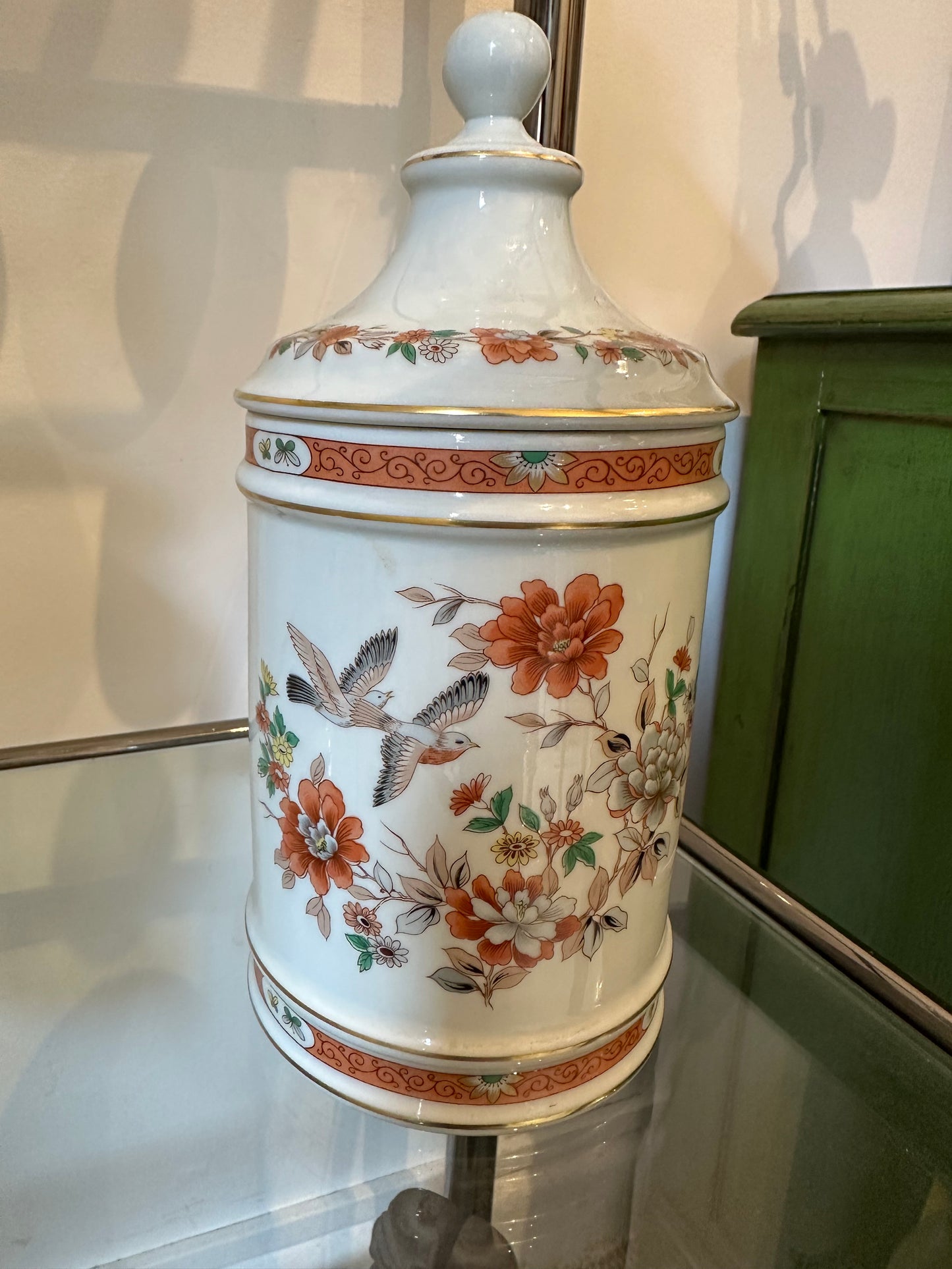 Tarro decorativo de porcelana con tapa y motivos florales y aves