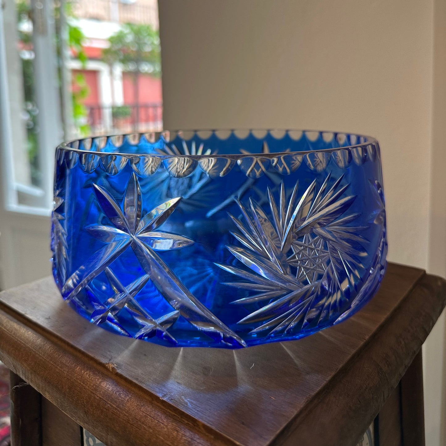 Cuenco azul de cristal tallado