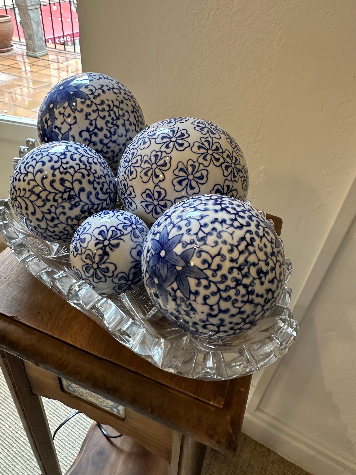 Centro decorativo con bolas de cerámica azul cobalto y bandeja de cristal tallado