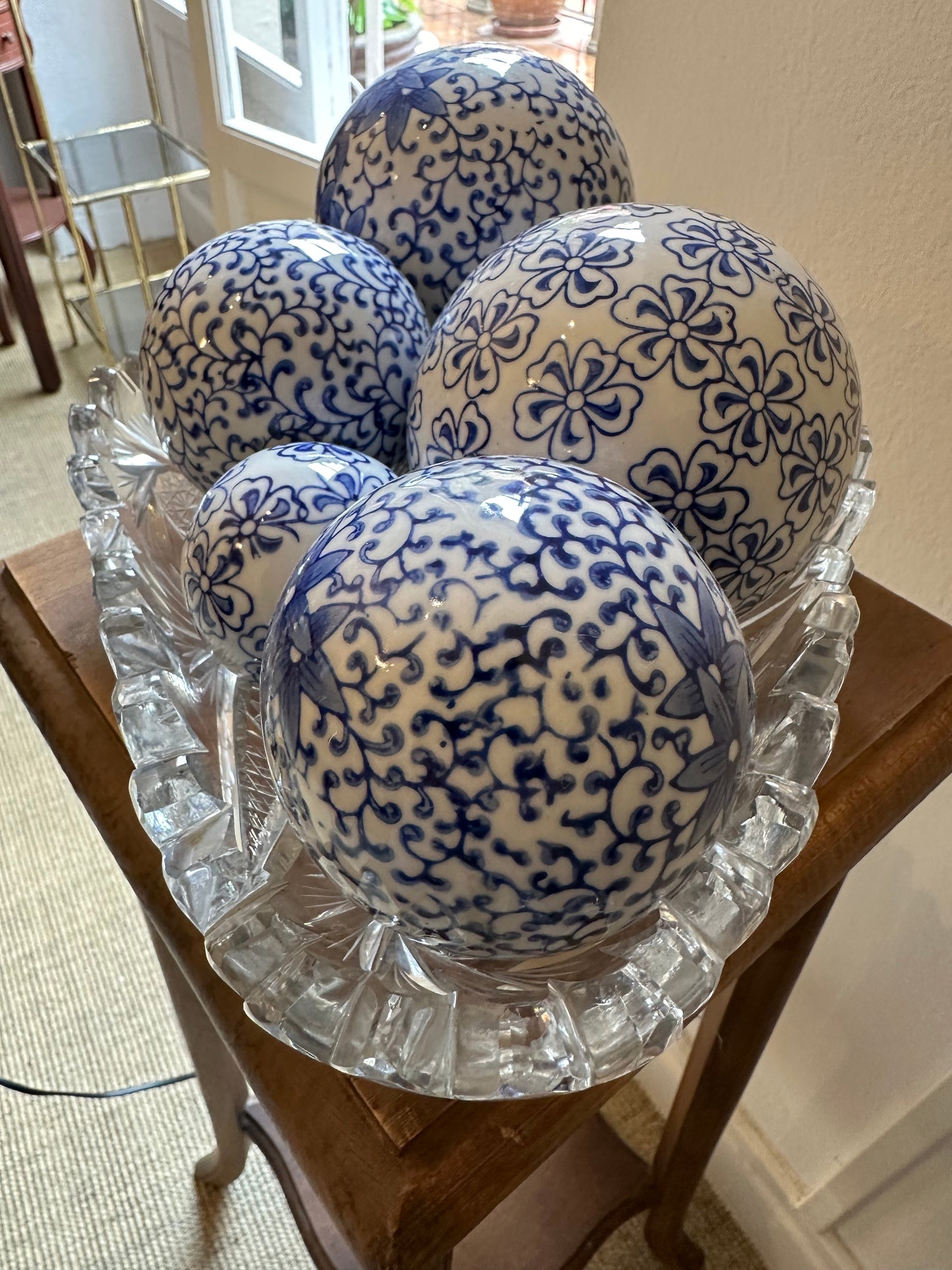 Centro decorativo con bolas de cerámica azul cobalto y bandeja de cristal tallado