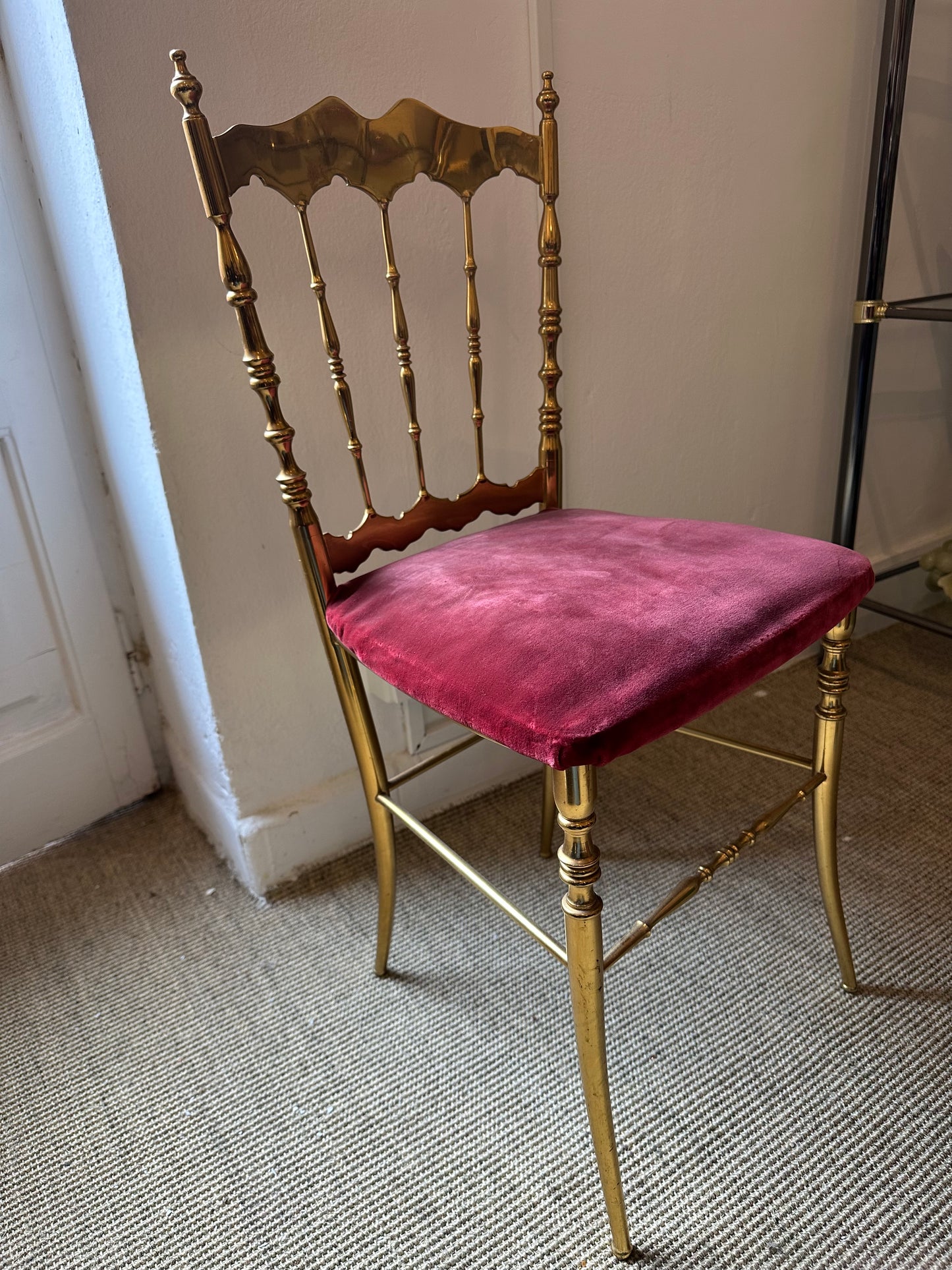 Silla Chiavari en latón con asiento de terciopelo burdeos