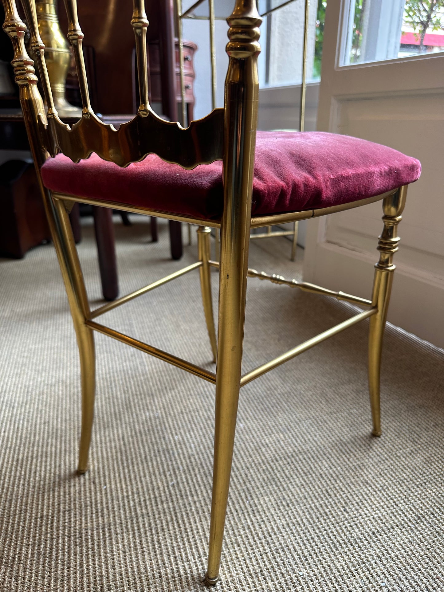 Silla Chiavari en latón con asiento de terciopelo burdeos