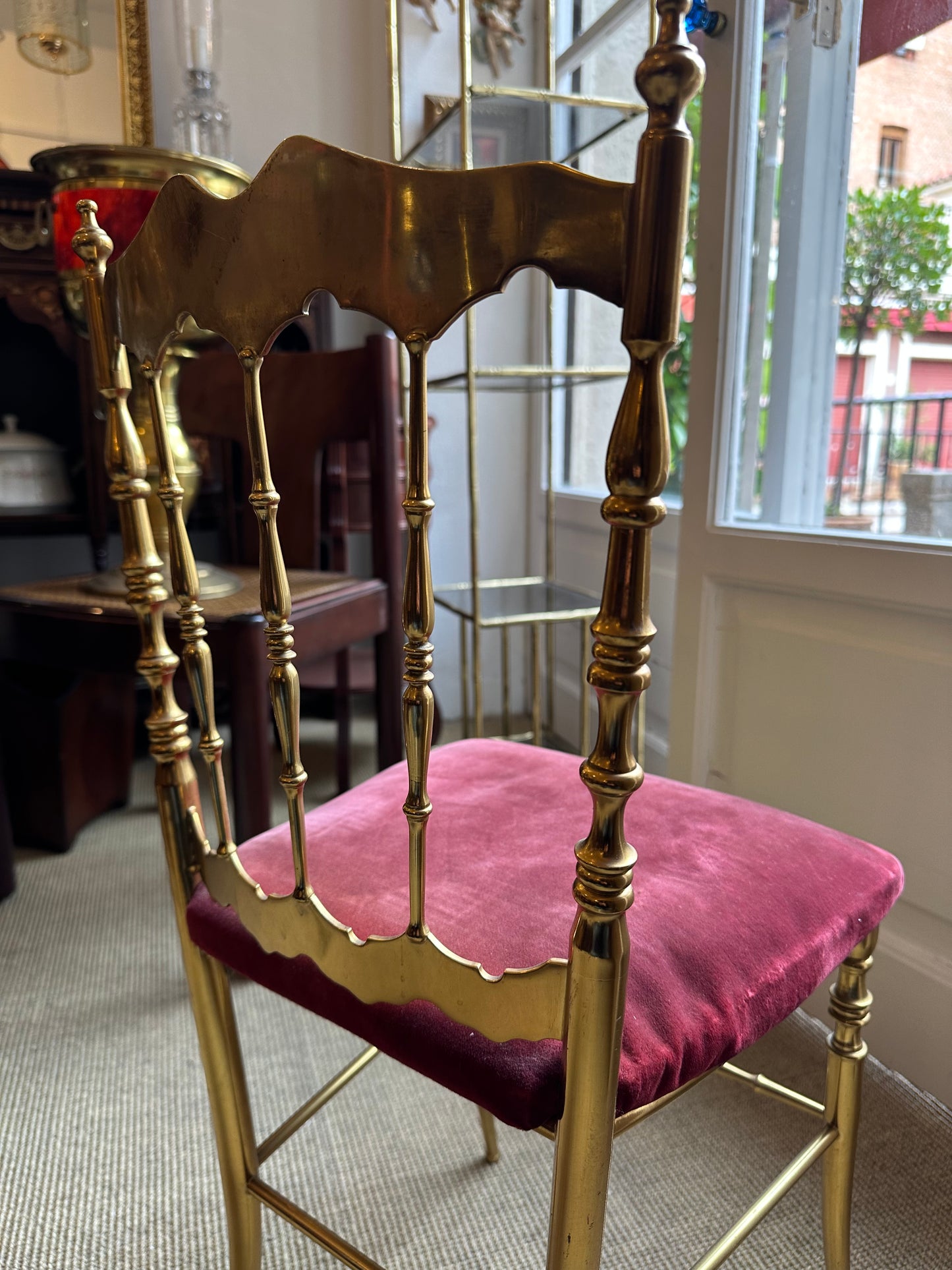Silla Chiavari en latón con asiento de terciopelo burdeos