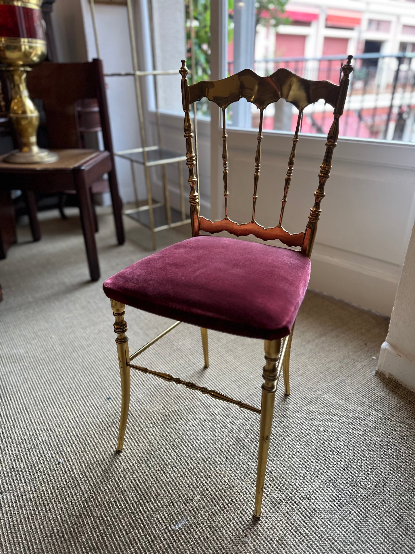 Silla Chiavari en latón con asiento de terciopelo burdeos
