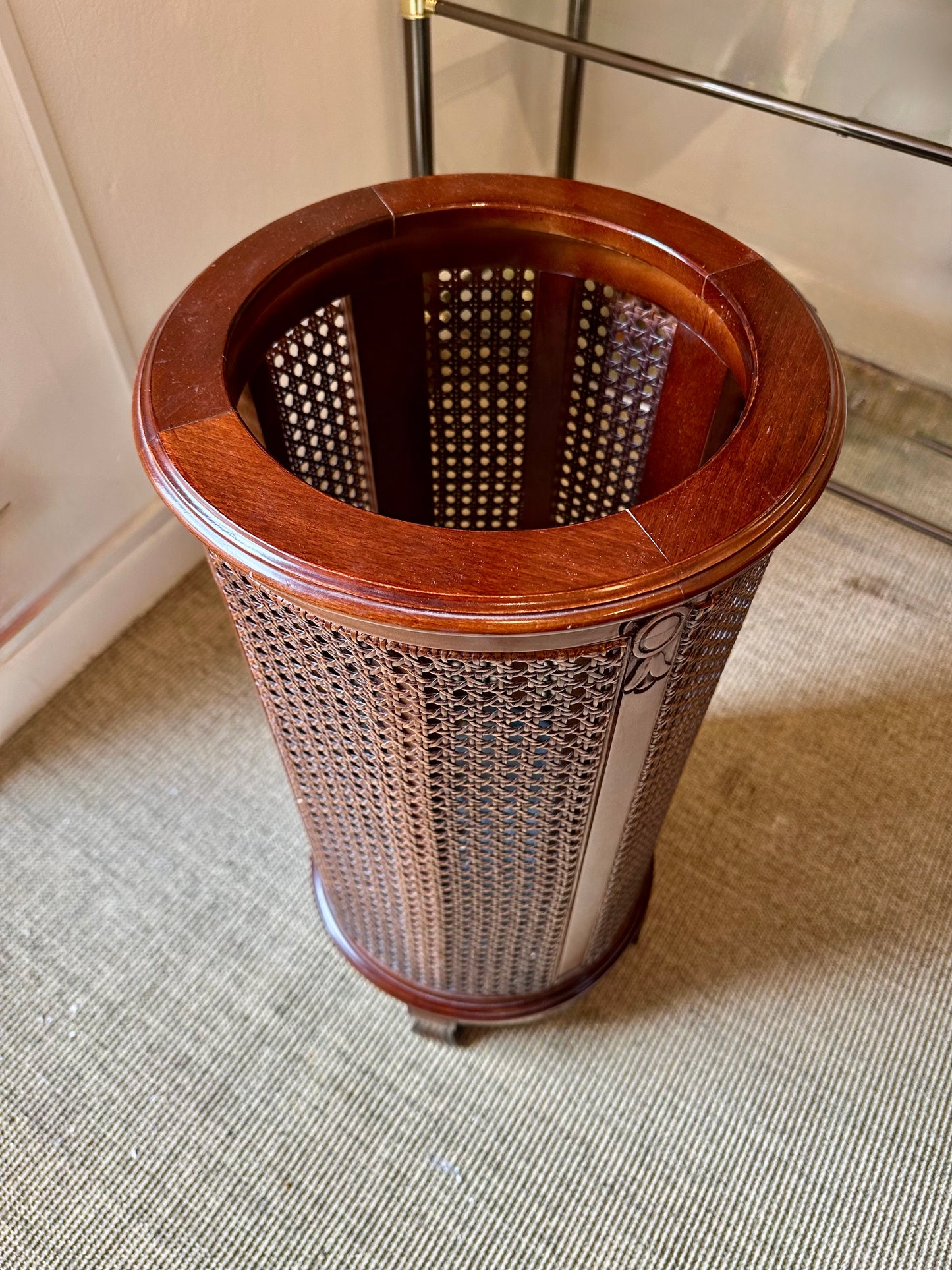 Revistero / Paragüero Vintage de Madera y Ratán – Años 60