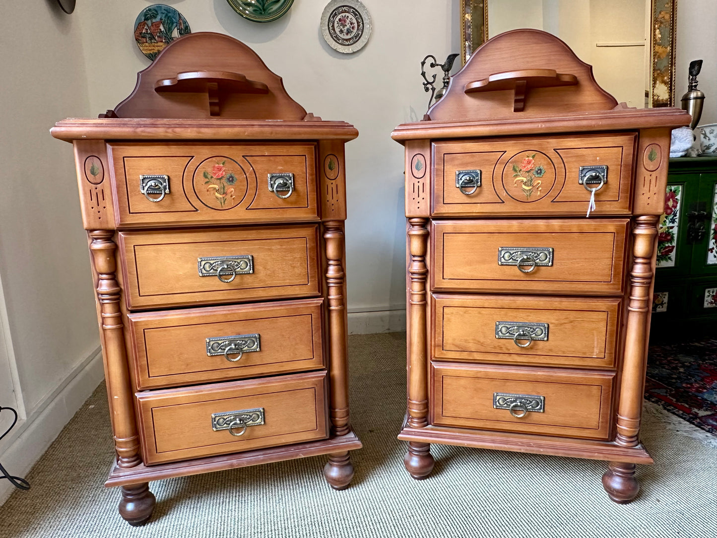 Pareja de Mesitas de Noche Vintage en Madera con Detalles Florales Pintados a Mano