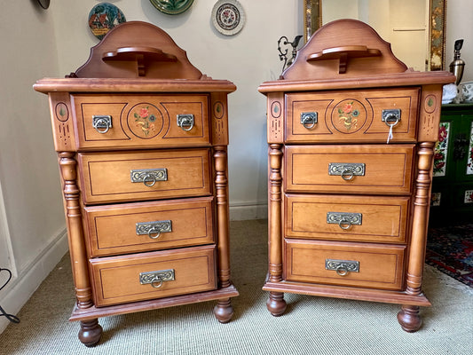 Pareja de Mesitas de Noche Vintage en Madera con Detalles Florales Pintados a Mano