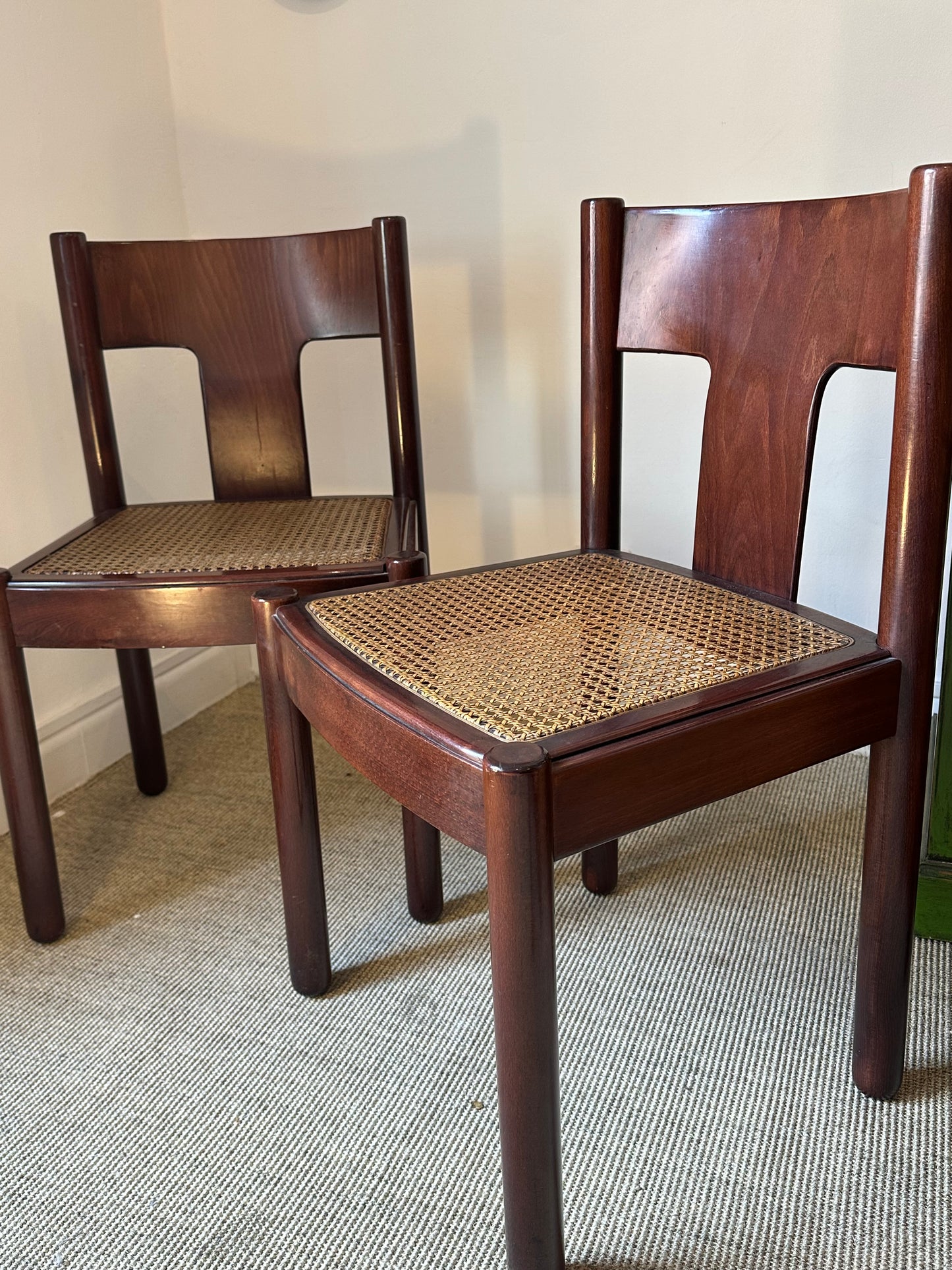 Conjunto de sillas vintage con estructura de madera y asiento de rejilla