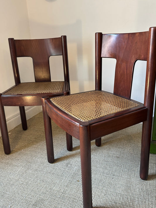 Conjunto de sillas vintage con estructura de madera y asiento de rejilla
