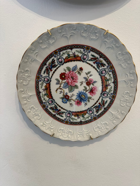 Plato decorativo de porcelana con relieves y borde dorado