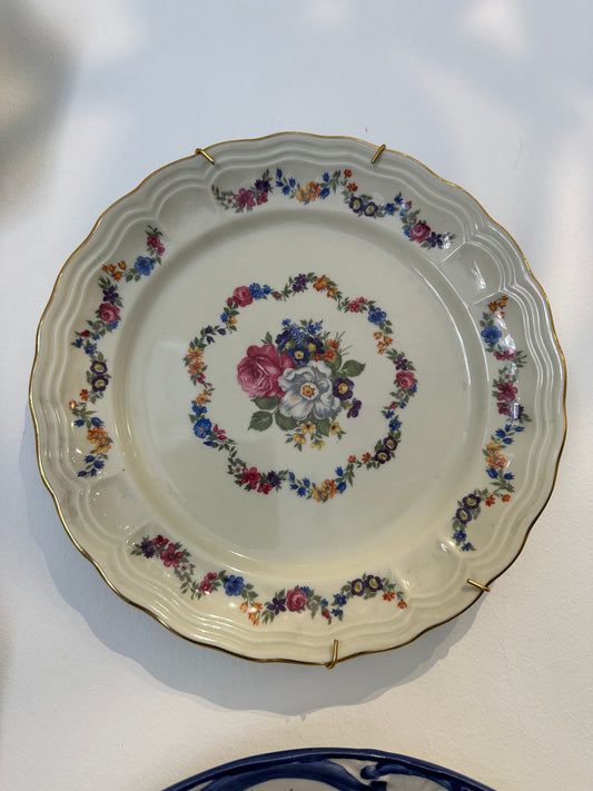 Plato decorativo de loza con flores y ribete dorado