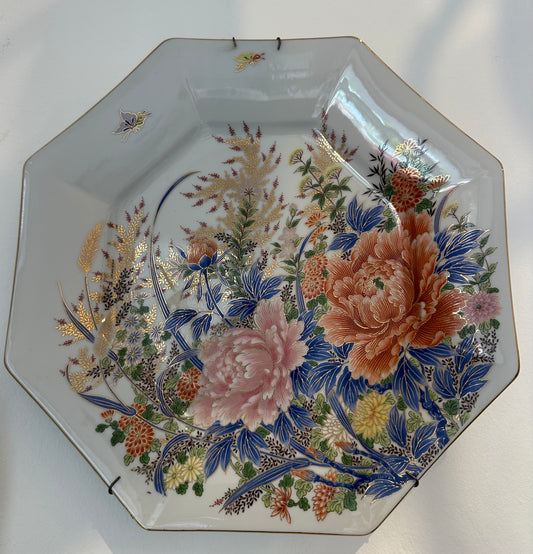 Plato decorativo octogonal de porcelana japonesa con flores y dorado