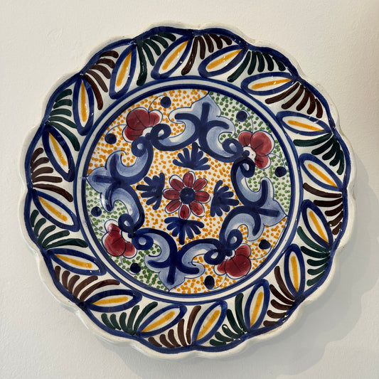 Plato decorativo floral en cerámica esmaltada estilo Talavera