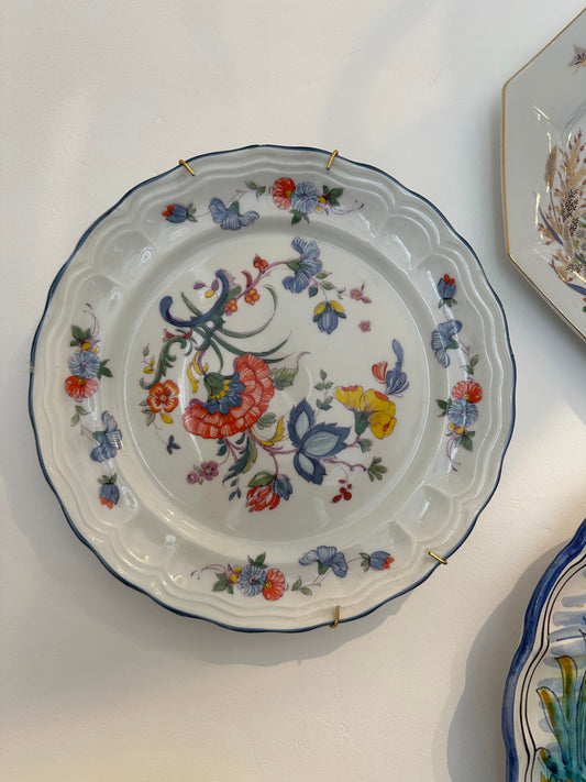 Plato decorativo de loza fina con flores y borde azul