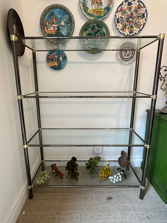 Estantería vintage de cristal y metal cromado con detalles dorados