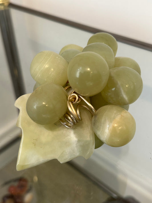 Racimo de Uvas Decorativo en Ónix – Escultura de Piedra Natural Vintage