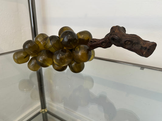 Racimo de Uvas Decorativo en Resina Ámbar con Tronco de Madera Natural – Vintage Mid-Century