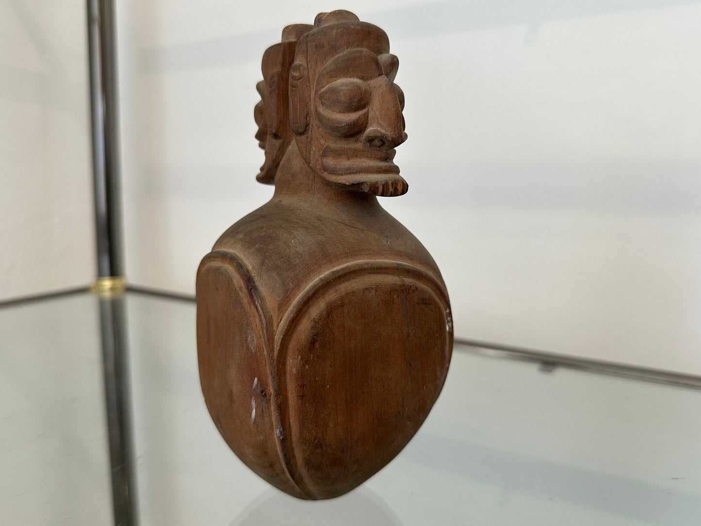 Escultura tribal de madera tallada con cuatro rostros