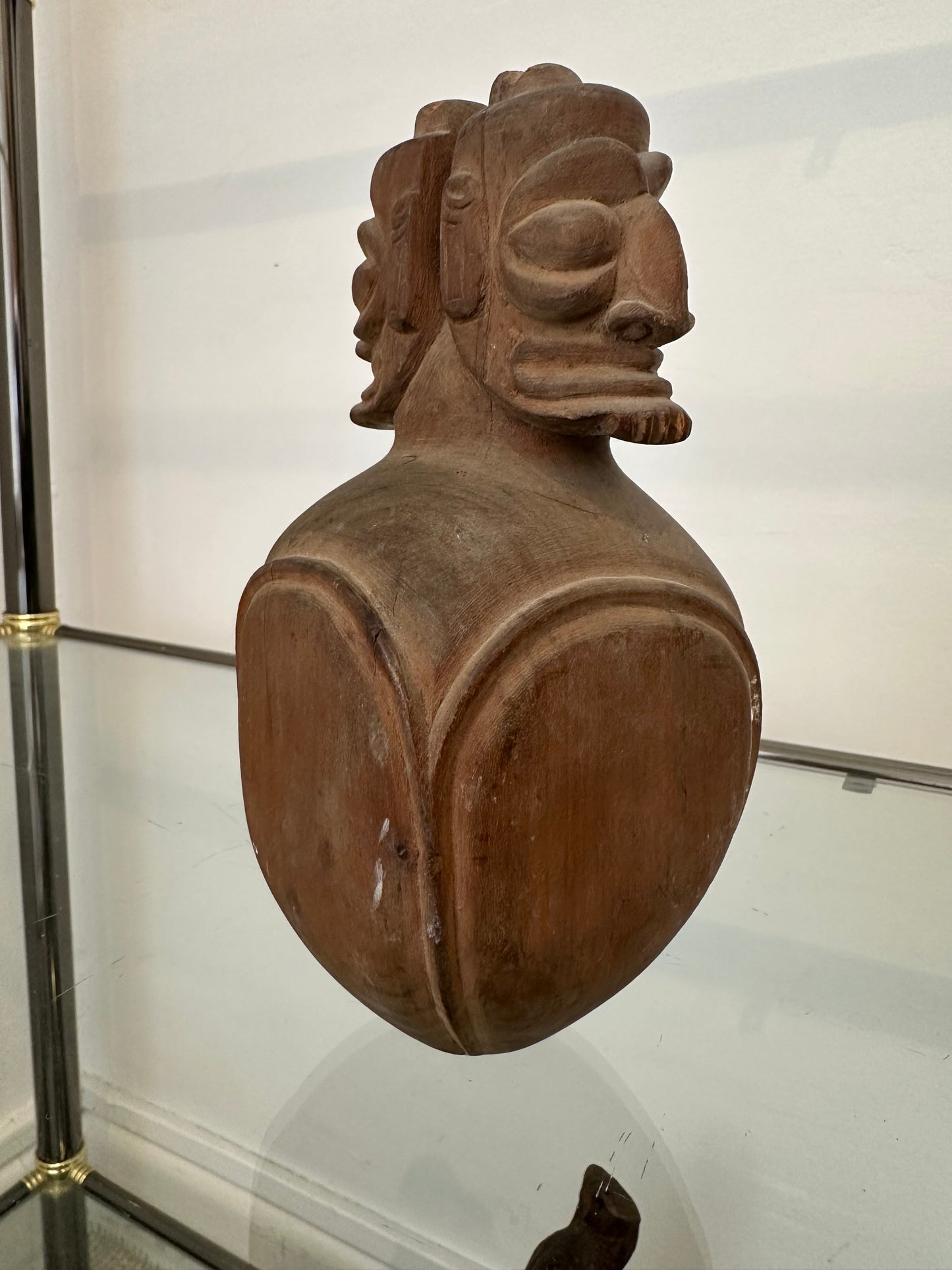 Escultura tribal de madera tallada con cuatro rostros