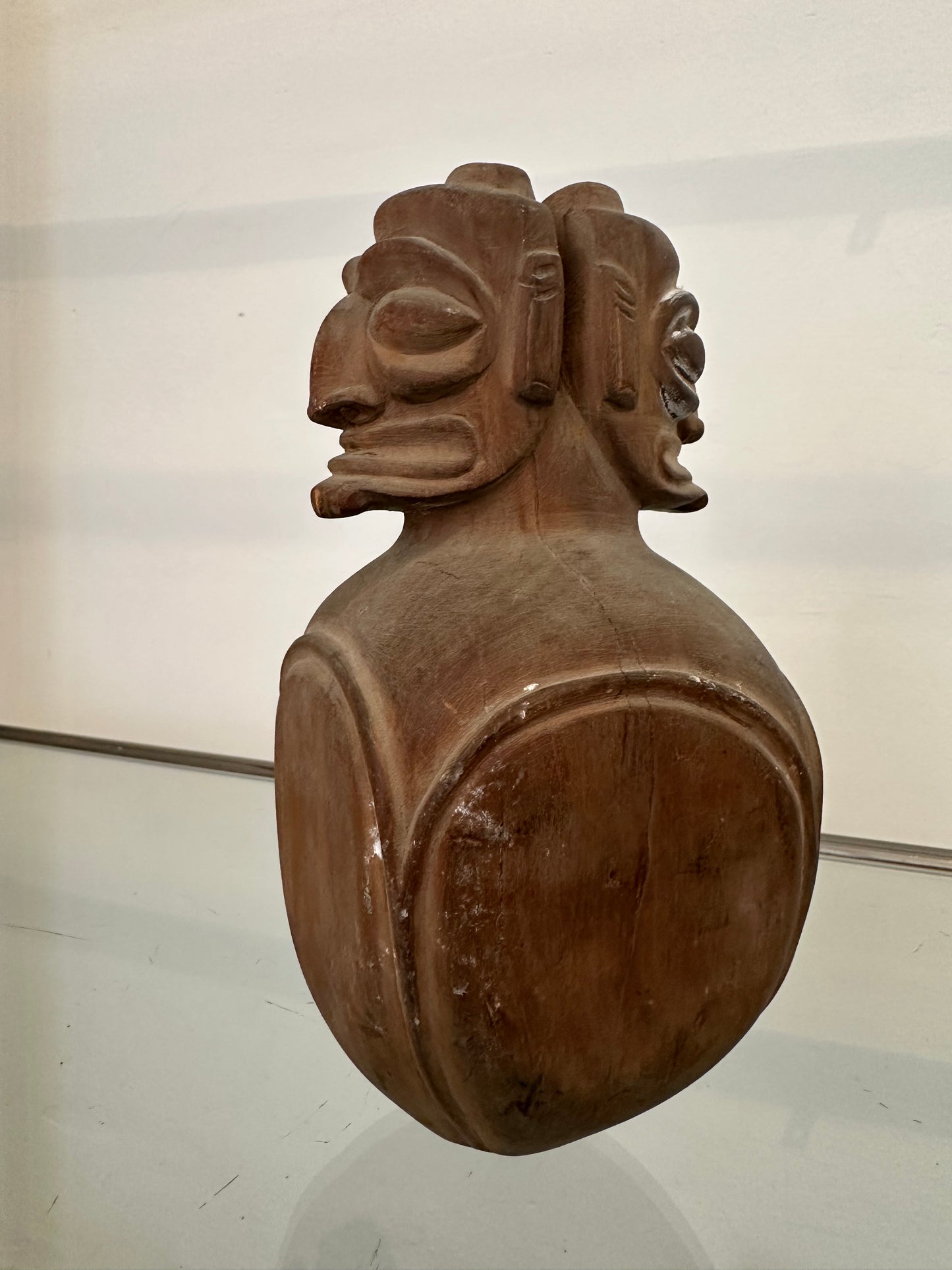 Escultura tribal de madera tallada con cuatro rostros