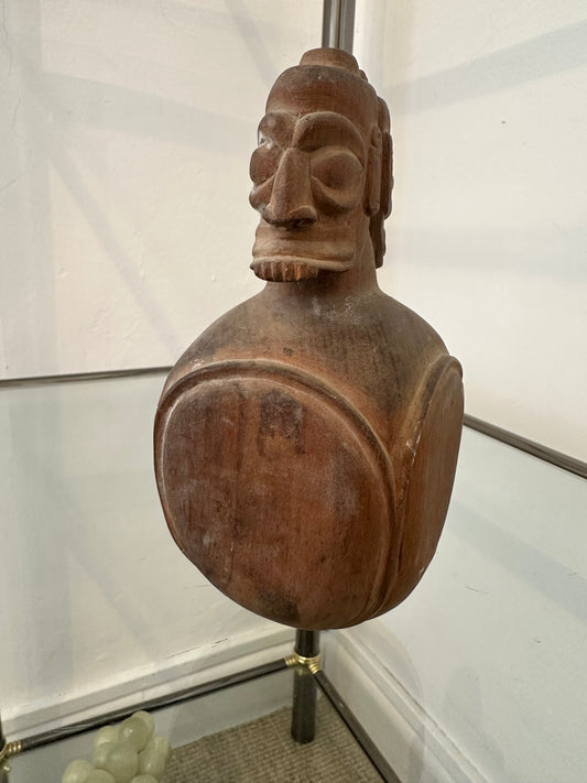 Escultura tribal de madera tallada con cuatro rostros