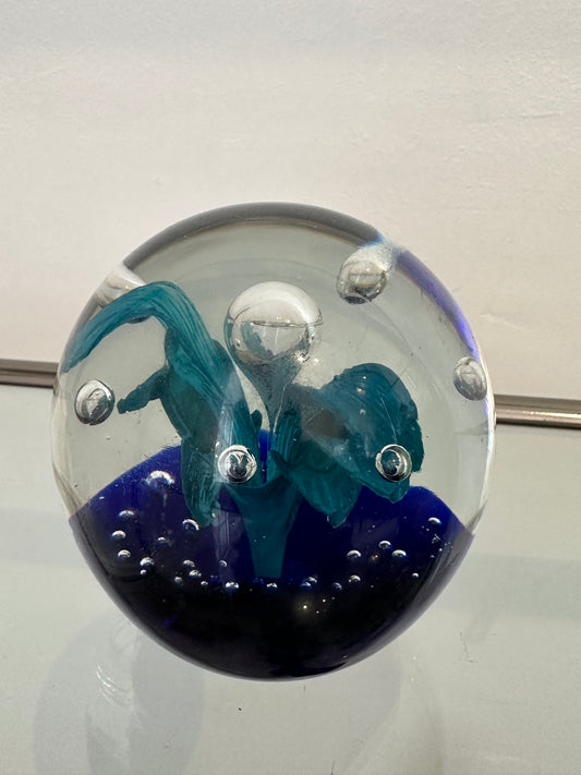 Esfera de cristal macizo con burbujas y motivos florales en azul
