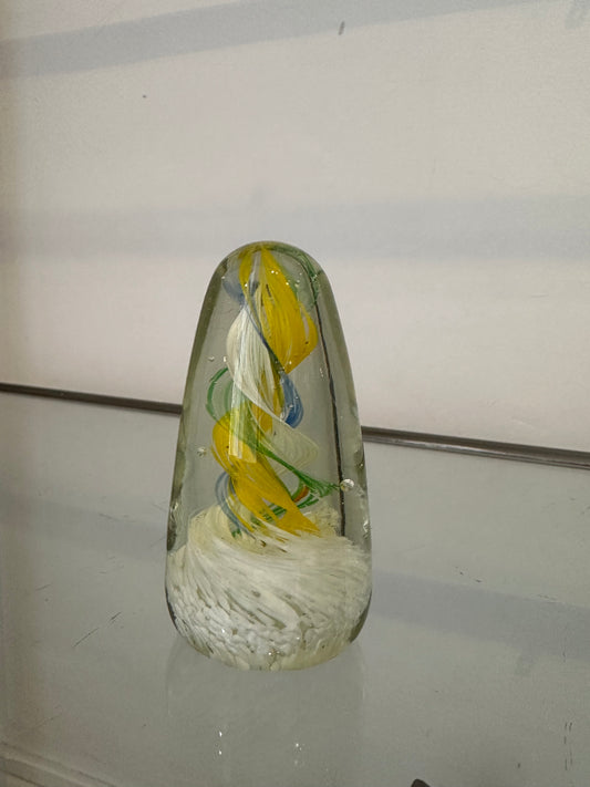 Escultura de cristal en forma de lágrima con espiral interior