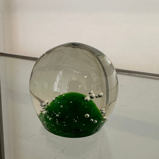 Esfera de cristal macizo con interior verde y burbujas