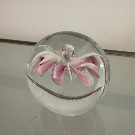 Pisapapeles de cristal con flor rosa